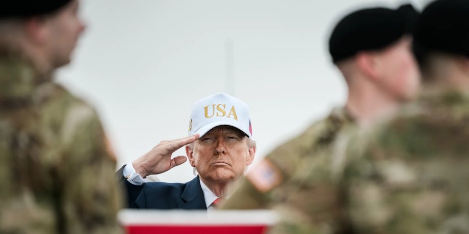 Президент США Дональд Трамп отдает честь американским военным