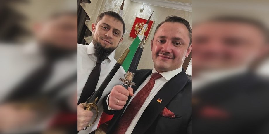 Ноа Кригер и кортик с символикой СС
