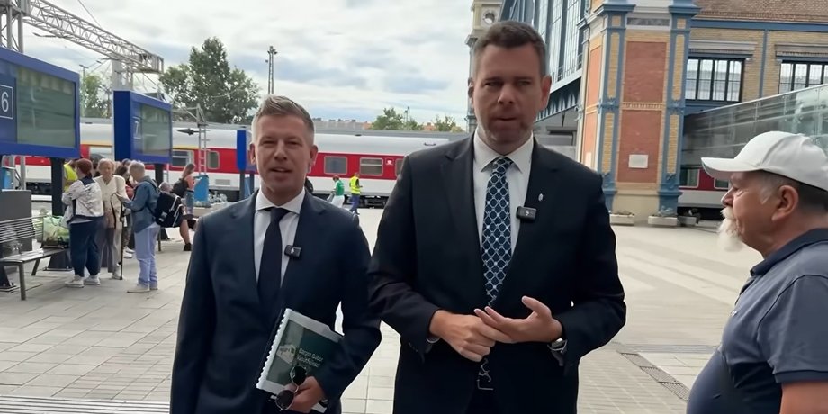 фотография премьер-министра Венгрии Петера Мадяра на вокзале в Будапеште