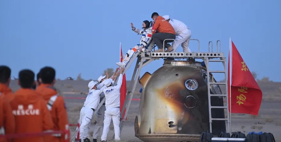 Китайские астронавты Шэньчжоу-21 вернулись на Землю после рекордной миссии